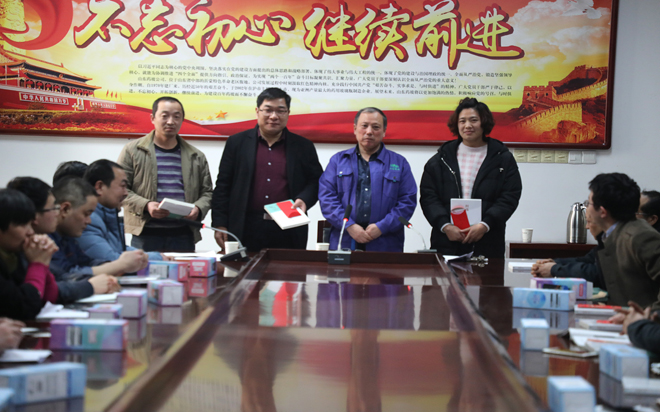 公司組織召開《藥玻人》通訊員及辦報(bào)人員會(huì)議大.jpg