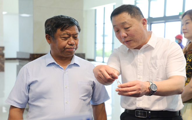 山東省石油化化學(xué)工會主席王吉盛來公司參觀大.jpg 山東省石油化化學(xué)工會主席王吉盛來公司參觀大.jpg